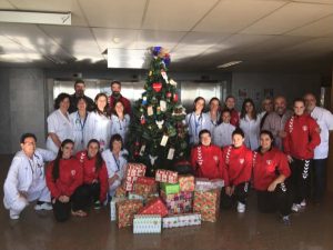 Una delegació del club va felicitar el nadal a la planta de Pediatria