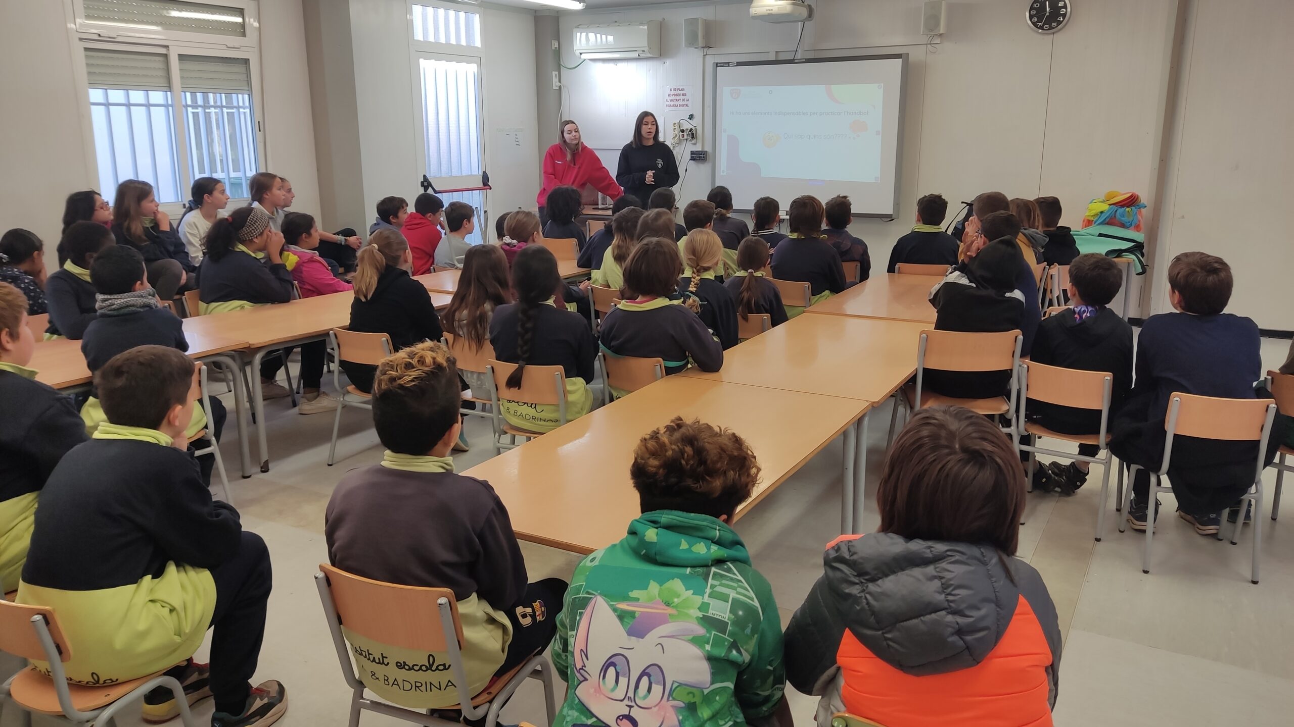 Handbol a les escoles 23-24 sessió teòrica amb alumnes de 3r a 6è de primària. Club Hanbol Terrassa.